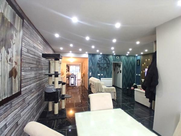 Maison semi-individuelle avec garage