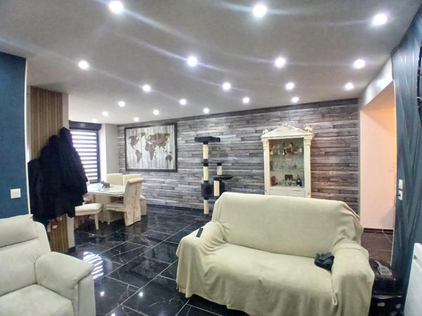 Maison semi-individuelle avec garage