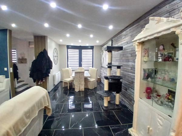 Maison semi-individuelle avec garage