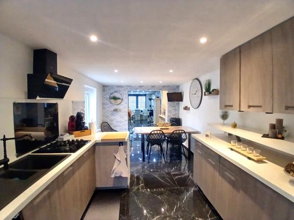 Maison semi-individuelle avec garage