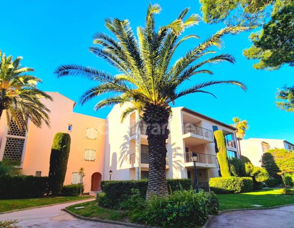 GRAND APPARTEMENT T2 AVEC TERRASSE + PARKING ET CAVE à vendre SIX-FOURS-LES-PLAGES (83)