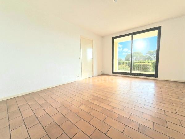 GRAND APPARTEMENT T2 AVEC TERRASSE + PARKING ET CAVE à vendre SIX-FOURS-LES-PLAGES (83)