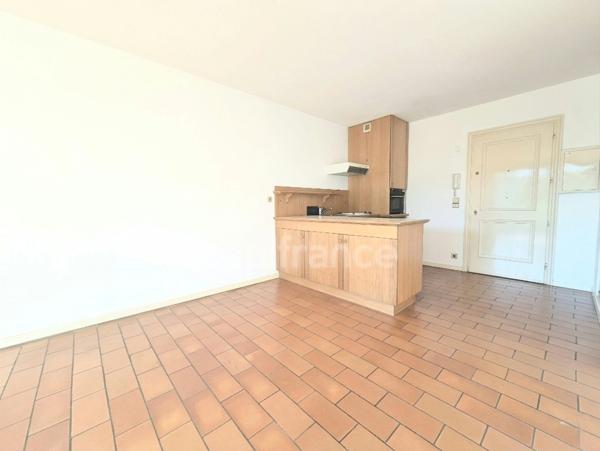 GRAND APPARTEMENT T2 AVEC TERRASSE + PARKING ET CAVE à vendre SIX-FOURS-LES-PLAGES (83)