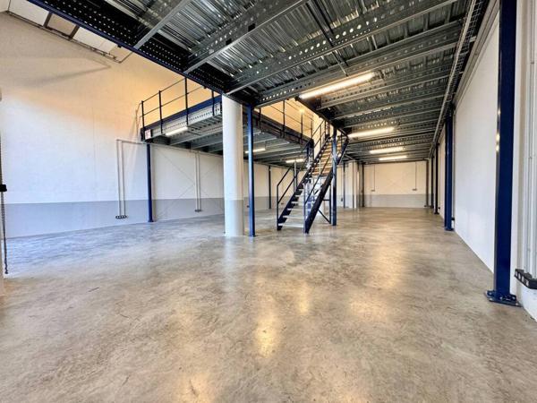 Local d'activité avec mezzanine   314 m2