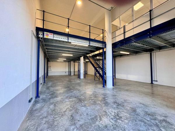 Local d'activité avec mezzanine   314 m2