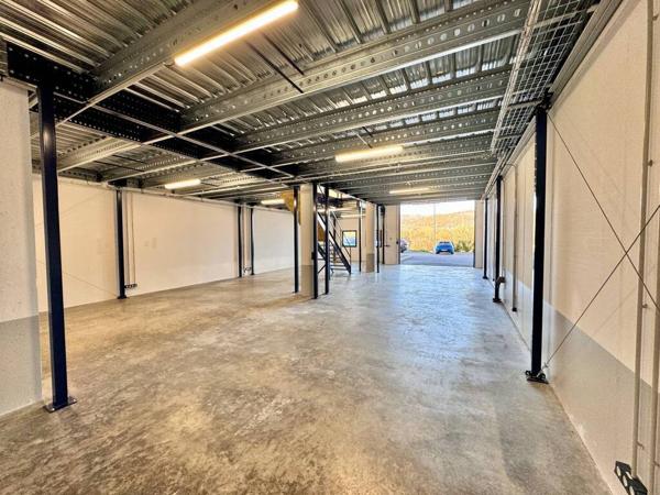 Local d'activité avec mezzanine   314 m2
