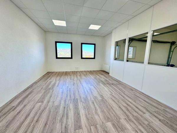 Local d'activité avec mezzanine   314 m2