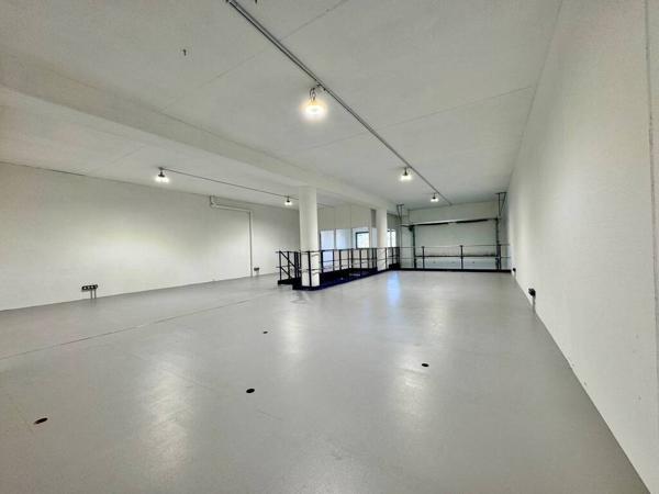 Local d'activité avec mezzanine   314 m2