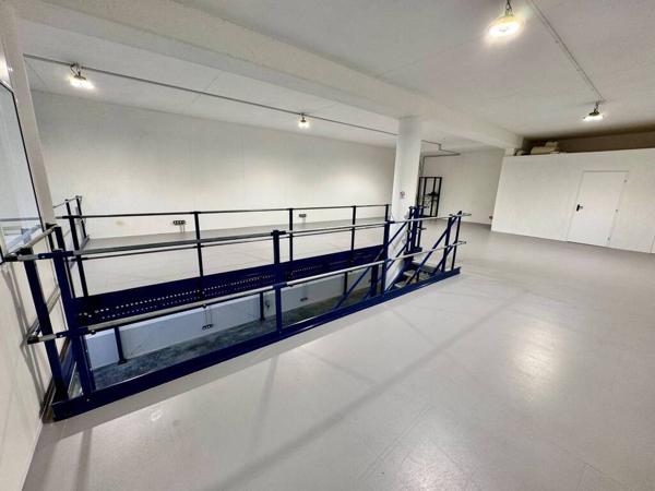 Local d'activité avec mezzanine   314 m2