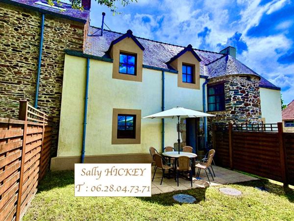 Sally HICKEY vous présente cette maison ancienne rénovée en pierres. 6 pièces, jardin clos & grand parking