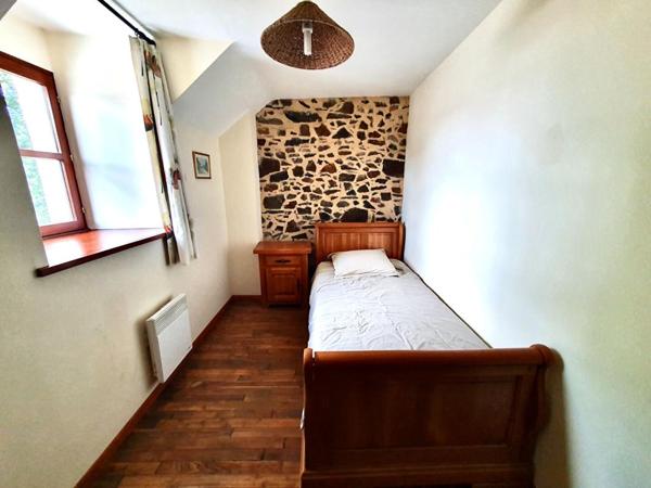 Sally HICKEY vous présente cette maison ancienne rénovée en pierres. 6 pièces, jardin clos & grand parking