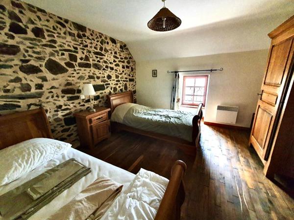 Sally HICKEY vous présente cette maison ancienne rénovée en pierres. 6 pièces, jardin clos & grand parking