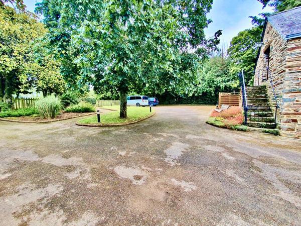 Sally HICKEY vous présente cette maison ancienne rénovée en pierres. 6 pièces, jardin clos & grand parking