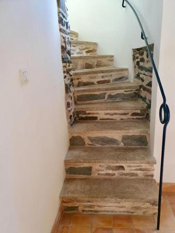 Sally HICKEY vous présente cette maison ancienne rénovée en pierres. 6 pièces, jardin clos & grand parking