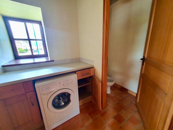 Sally HICKEY vous présente cette maison ancienne rénovée en pierres. 6 pièces, jardin clos & grand parking