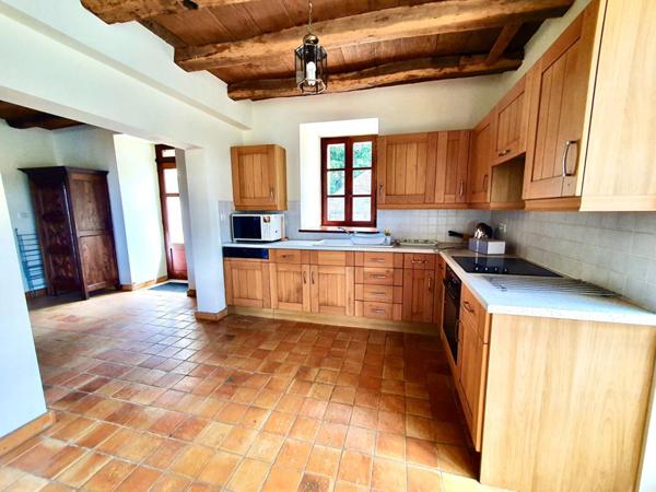 Sally HICKEY vous présente cette maison ancienne rénovée en pierres. 6 pièces, jardin clos & grand parking