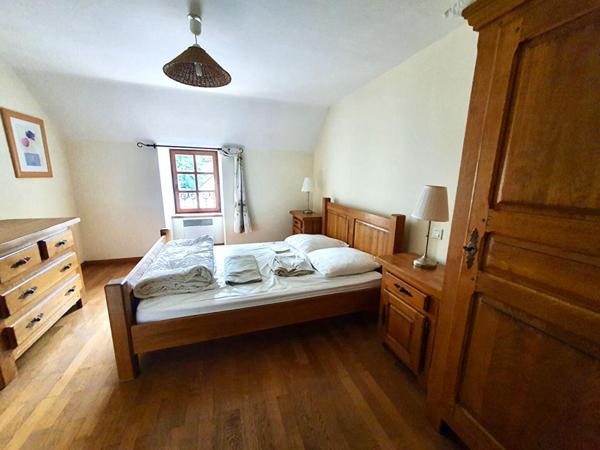 Sally HICKEY vous présente cette maison ancienne rénovée en pierres. 6 pièces, jardin clos & grand parking