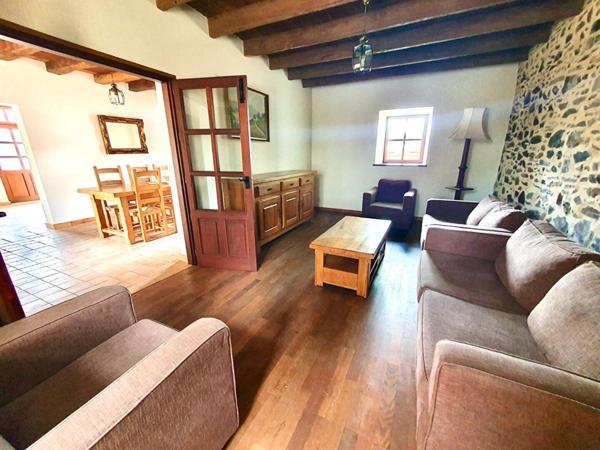 Sally HICKEY vous présente cette maison ancienne rénovée en pierres. 6 pièces, jardin clos & grand parking