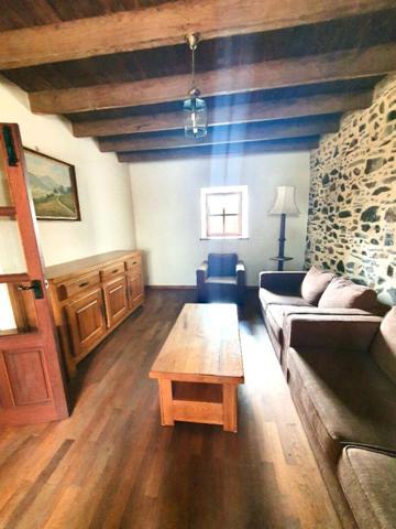 Sally HICKEY vous présente cette maison ancienne rénovée en pierres. 6 pièces, jardin clos & grand parking