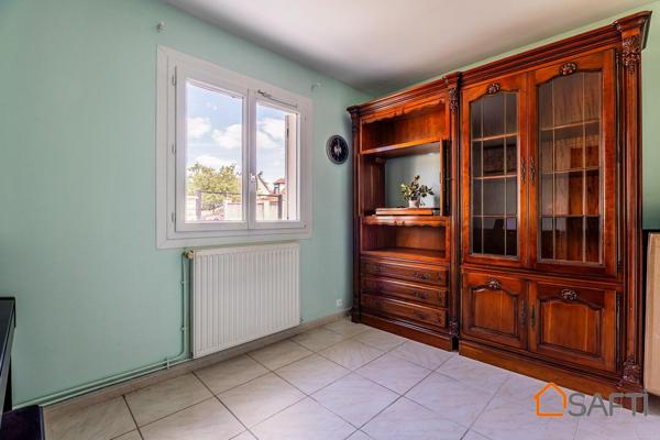 Maison familiale vivable de plain-pied avec 5 chambres et garage