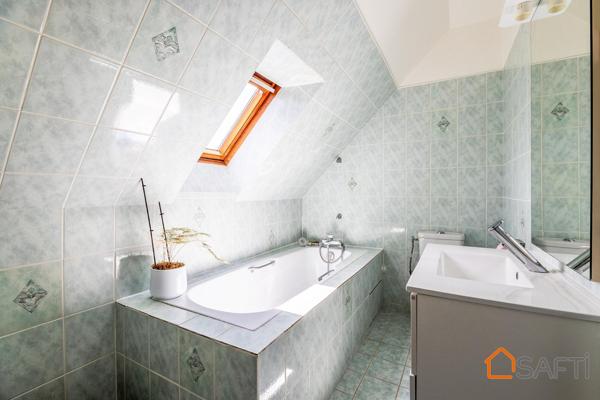 Maison familiale vivable de plain-pied avec 5 chambres et garage