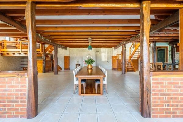 Ensemble de caractère avec dépendance et piscine