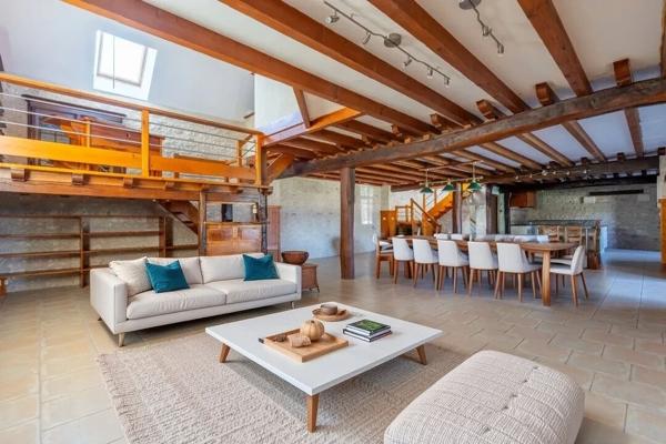 Ensemble de caractère avec dépendance et piscine