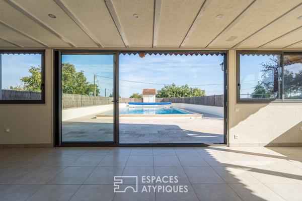 Ensemble de caractère avec dépendance et piscine