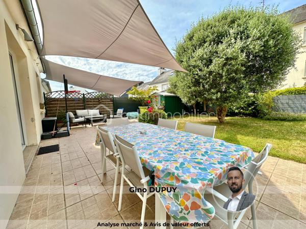 QUIMPER – LE CORNIGUEL, SECTEUR KERLAGATU – AU CALME, PROCHE COMMODITÉS – MAISON FAMILIALE DE 104 M² SUR TROIS NIVEAUX – 4 CHAMBRES DONT UNE SUITE DE PLAIN-PIED – PIÈCE DE VIE DE 36 M² ENV – TERRASSE DE 60 M² ENV – GARAGE-ATELIER – AUCUNS TRAVAUX À PRÉVOIR – DPE D – TERRAIN D'ENVIRON 350 M².

**** Séjour expo Sud-Ouest ouvert sur 60 m² de terrasse – aucuns travaux à prévoir, diagnostics sans anomalie. ****

Gino DUPUY vous propose, au Corniguel, à Quimper, une maison familiale de 104m² habitables sur trois niveaux : 4 chambres dont une suite de plain-pied avec douche et penderie, une pièce de vie lumineuse de 36 m² exposée sud-ouest et ouverte sur la terrasse, et un garage-atelier. Construite en 1967 et bien entretenue - menuiseries intégralement remplacées, diagnostics sans anomalie - elle est habitable immédiatement, sans travaux. 
L'ensemble des équipements est détaillé en bas d'annonce.

La maison se compose de la manière suivante :

Au rez-de-chaussée :

Une entrée avec couloir desservant les pièces de ce niveau et l'escalier menant à la pièce de vie.
Une chambre avec douche, lavabo et penderie - véritable suite de plain-pied.
Un WC indépendant.
Un garage-atelier de 48 m² environ avec coin buanderie et porte sectionnelle motorisée.

Au rez-de-chaussée surélevé :

Un salon-séjour de 36 m² avec cuisine ouverte, poêle à bois et grande baie vitrée - très lumineux, belles finitions, accès direct à la terrasse.
Une cuisine aménagée et équipée : four, hotte, plaque à induction, lave-vaisselle, emplacements réfrigérateur et micro-ondes.
Deux chambres
Une salle de bains avec meuble vasque et WC.

À l'étage :

Une chambre avec penderies et coin bureau.
Un espace bureau / salle de jeux.

Concernant l'extérieur :

Une grande terrasse de 60 m² environ exposée sud-ouest, dans le prolongement du séjour.
Un jardin facile d'entretien. Agrémenté d'un olivier et d'un espace potager
Un abri de jardin.
Deux places de stationnement à l'avant, en plus du double garage.

Informations complémentaires :

Menuiseries intégralement remplacées : PVC double vitrage et volets roulants, y compris sur les Velux.
Chauffage mixte : chaudière gaz, poêle à bois dans la pièce de vie, et pompe à chaleur air/air (chauffage et climatisation) desservant la chambre du rez-de-chaussée et celle de l'étage.
Aucuns travaux à prévoir.
DPE : classe D.
Année de construction : 1967.
Raccordée au tout-à-l'égout et à la fibre optique.
Mitoyenne d'un seul côté.
Terrain d'environ 350 m².
Taxe foncière : 1 676 €.

Cadre calme et recherché, commodités et bus à proximité, promenades sur le chemin de halage et dans le bois. 
Une maison saine et lumineuse, pour une famille qui veut poser ses valises sans engager de chantier.

- - - Visite uniquement sur rendez-vous - - -

Contact Exclusif BSK : Gino DUPUY

_________________________________________________

VENTE IMMOBILIÈRE – QUIMPER & Alentours
Échangeons sur votre projet, sans engagement, pour définir la meilleure stratégie de vente.

APPORTEURS D'AFFAIRES
Vous connaissez quelqu'un qui souhaite vendre ou acheter ?
Un simple message suffit pour initier un contact, je m'occupe du reste. Rémunération attractive.

COLLABORATION INTERCABINET
Discutons volontiers d'un partage de mandat ou d'un acheteur en recherche.

_________________________________________________

Honoraires charge vendeur : aucun frais d'agence supplémentaires pour vous.
Le prix affiché est votre prix final hors frais de notaire.