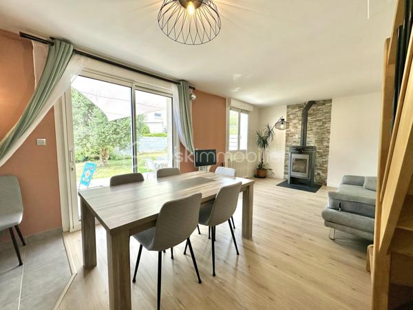 QUIMPER – LE CORNIGUEL, SECTEUR KERLAGATU – AU CALME, PROCHE COMMODITÉS – MAISON FAMILIALE DE 104 M² SUR TROIS NIVEAUX – 4 CHAMBRES DONT UNE SUITE DE PLAIN-PIED – PIÈCE DE VIE DE 36 M² ENV – TERRASSE DE 60 M² ENV – GARAGE-ATELIER – AUCUNS TRAVAUX À PRÉVOIR – DPE D – TERRAIN D'ENVIRON 350 M².

**** Séjour expo Sud-Ouest ouvert sur 60 m² de terrasse – aucuns travaux à prévoir, diagnostics sans anomalie. ****

Gino DUPUY vous propose, au Corniguel, à Quimper, une maison familiale de 104m² habitables sur trois niveaux : 4 chambres dont une suite de plain-pied avec douche et penderie, une pièce de vie lumineuse de 36 m² exposée sud-ouest et ouverte sur la terrasse, et un garage-atelier. Construite en 1967 et bien entretenue - menuiseries intégralement remplacées, diagnostics sans anomalie - elle est habitable immédiatement, sans travaux. 
L'ensemble des équipements est détaillé en bas d'annonce.

La maison se compose de la manière suivante :

Au rez-de-chaussée :

Une entrée avec couloir desservant les pièces de ce niveau et l'escalier menant à la pièce de vie.
Une chambre avec douche, lavabo et penderie - véritable suite de plain-pied.
Un WC indépendant.
Un garage-atelier de 48 m² environ avec coin buanderie et porte sectionnelle motorisée.

Au rez-de-chaussée surélevé :

Un salon-séjour de 36 m² avec cuisine ouverte, poêle à bois et grande baie vitrée - très lumineux, belles finitions, accès direct à la terrasse.
Une cuisine aménagée et équipée : four, hotte, plaque à induction, lave-vaisselle, emplacements réfrigérateur et micro-ondes.
Deux chambres
Une salle de bains avec meuble vasque et WC.

À l'étage :

Une chambre avec penderies et coin bureau.
Un espace bureau / salle de jeux.

Concernant l'extérieur :

Une grande terrasse de 60 m² environ exposée sud-ouest, dans le prolongement du séjour.
Un jardin facile d'entretien. Agrémenté d'un olivier et d'un espace potager
Un abri de jardin.
Deux places de stationnement à l'avant, en plus du double garage.

Informations complémentaires :

Menuiseries intégralement remplacées : PVC double vitrage et volets roulants, y compris sur les Velux.
Chauffage mixte : chaudière gaz, poêle à bois dans la pièce de vie, et pompe à chaleur air/air (chauffage et climatisation) desservant la chambre du rez-de-chaussée et celle de l'étage.
Aucuns travaux à prévoir.
DPE : classe D.
Année de construction : 1967.
Raccordée au tout-à-l'égout et à la fibre optique.
Mitoyenne d'un seul côté.
Terrain d'environ 350 m².
Taxe foncière : 1 676 €.

Cadre calme et recherché, commodités et bus à proximité, promenades sur le chemin de halage et dans le bois. 
Une maison saine et lumineuse, pour une famille qui veut poser ses valises sans engager de chantier.

- - - Visite uniquement sur rendez-vous - - -

Contact Exclusif BSK : Gino DUPUY

_________________________________________________

VENTE IMMOBILIÈRE – QUIMPER & Alentours
Échangeons sur votre projet, sans engagement, pour définir la meilleure stratégie de vente.

APPORTEURS D'AFFAIRES
Vous connaissez quelqu'un qui souhaite vendre ou acheter ?
Un simple message suffit pour initier un contact, je m'occupe du reste. Rémunération attractive.

COLLABORATION INTERCABINET
Discutons volontiers d'un partage de mandat ou d'un acheteur en recherche.

_________________________________________________

Honoraires charge vendeur : aucun frais d'agence supplémentaires pour vous.
Le prix affiché est votre prix final hors frais de notaire.