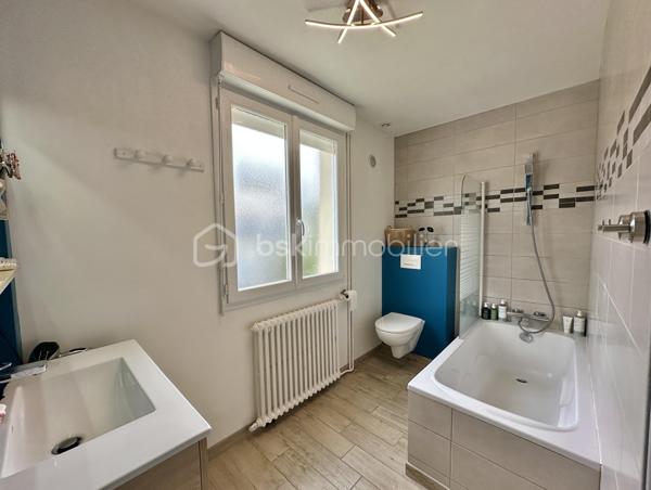 QUIMPER – LE CORNIGUEL, SECTEUR KERLAGATU – AU CALME, PROCHE COMMODITÉS – MAISON FAMILIALE DE 104 M² SUR TROIS NIVEAUX – 4 CHAMBRES DONT UNE SUITE DE PLAIN-PIED – PIÈCE DE VIE DE 36 M² ENV – TERRASSE DE 60 M² ENV – GARAGE-ATELIER – AUCUNS TRAVAUX À PRÉVOIR – DPE D – TERRAIN D'ENVIRON 350 M².

**** Séjour expo Sud-Ouest ouvert sur 60 m² de terrasse – aucuns travaux à prévoir, diagnostics sans anomalie. ****

Gino DUPUY vous propose, au Corniguel, à Quimper, une maison familiale de 104m² habitables sur trois niveaux : 4 chambres dont une suite de plain-pied avec douche et penderie, une pièce de vie lumineuse de 36 m² exposée sud-ouest et ouverte sur la terrasse, et un garage-atelier. Construite en 1967 et bien entretenue - menuiseries intégralement remplacées, diagnostics sans anomalie - elle est habitable immédiatement, sans travaux. 
L'ensemble des équipements est détaillé en bas d'annonce.

La maison se compose de la manière suivante :

Au rez-de-chaussée :

Une entrée avec couloir desservant les pièces de ce niveau et l'escalier menant à la pièce de vie.
Une chambre avec douche, lavabo et penderie - véritable suite de plain-pied.
Un WC indépendant.
Un garage-atelier de 48 m² environ avec coin buanderie et porte sectionnelle motorisée.

Au rez-de-chaussée surélevé :

Un salon-séjour de 36 m² avec cuisine ouverte, poêle à bois et grande baie vitrée - très lumineux, belles finitions, accès direct à la terrasse.
Une cuisine aménagée et équipée : four, hotte, plaque à induction, lave-vaisselle, emplacements réfrigérateur et micro-ondes.
Deux chambres
Une salle de bains avec meuble vasque et WC.

À l'étage :

Une chambre avec penderies et coin bureau.
Un espace bureau / salle de jeux.

Concernant l'extérieur :

Une grande terrasse de 60 m² environ exposée sud-ouest, dans le prolongement du séjour.
Un jardin facile d'entretien. Agrémenté d'un olivier et d'un espace potager
Un abri de jardin.
Deux places de stationnement à l'avant, en plus du double garage.

Informations complémentaires :

Menuiseries intégralement remplacées : PVC double vitrage et volets roulants, y compris sur les Velux.
Chauffage mixte : chaudière gaz, poêle à bois dans la pièce de vie, et pompe à chaleur air/air (chauffage et climatisation) desservant la chambre du rez-de-chaussée et celle de l'étage.
Aucuns travaux à prévoir.
DPE : classe D.
Année de construction : 1967.
Raccordée au tout-à-l'égout et à la fibre optique.
Mitoyenne d'un seul côté.
Terrain d'environ 350 m².
Taxe foncière : 1 676 €.

Cadre calme et recherché, commodités et bus à proximité, promenades sur le chemin de halage et dans le bois. 
Une maison saine et lumineuse, pour une famille qui veut poser ses valises sans engager de chantier.

- - - Visite uniquement sur rendez-vous - - -

Contact Exclusif BSK : Gino DUPUY

_________________________________________________

VENTE IMMOBILIÈRE – QUIMPER & Alentours
Échangeons sur votre projet, sans engagement, pour définir la meilleure stratégie de vente.

APPORTEURS D'AFFAIRES
Vous connaissez quelqu'un qui souhaite vendre ou acheter ?
Un simple message suffit pour initier un contact, je m'occupe du reste. Rémunération attractive.

COLLABORATION INTERCABINET
Discutons volontiers d'un partage de mandat ou d'un acheteur en recherche.

_________________________________________________

Honoraires charge vendeur : aucun frais d'agence supplémentaires pour vous.
Le prix affiché est votre prix final hors frais de notaire.