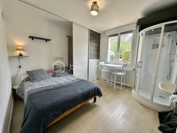 QUIMPER – LE CORNIGUEL, SECTEUR KERLAGATU – AU CALME, PROCHE COMMODITÉS – MAISON FAMILIALE DE 104 M² SUR TROIS NIVEAUX – 4 CHAMBRES DONT UNE SUITE DE PLAIN-PIED – PIÈCE DE VIE DE 36 M² ENV – TERRASSE DE 60 M² ENV – GARAGE-ATELIER – AUCUNS TRAVAUX À PRÉVOIR – DPE D – TERRAIN D'ENVIRON 350 M².

**** Séjour expo Sud-Ouest ouvert sur 60 m² de terrasse – aucuns travaux à prévoir, diagnostics sans anomalie. ****

Gino DUPUY vous propose, au Corniguel, à Quimper, une maison familiale de 104m² habitables sur trois niveaux : 4 chambres dont une suite de plain-pied avec douche et penderie, une pièce de vie lumineuse de 36 m² exposée sud-ouest et ouverte sur la terrasse, et un garage-atelier. Construite en 1967 et bien entretenue - menuiseries intégralement remplacées, diagnostics sans anomalie - elle est habitable immédiatement, sans travaux. 
L'ensemble des équipements est détaillé en bas d'annonce.

La maison se compose de la manière suivante :

Au rez-de-chaussée :

Une entrée avec couloir desservant les pièces de ce niveau et l'escalier menant à la pièce de vie.
Une chambre avec douche, lavabo et penderie - véritable suite de plain-pied.
Un WC indépendant.
Un garage-atelier de 48 m² environ avec coin buanderie et porte sectionnelle motorisée.

Au rez-de-chaussée surélevé :

Un salon-séjour de 36 m² avec cuisine ouverte, poêle à bois et grande baie vitrée - très lumineux, belles finitions, accès direct à la terrasse.
Une cuisine aménagée et équipée : four, hotte, plaque à induction, lave-vaisselle, emplacements réfrigérateur et micro-ondes.
Deux chambres
Une salle de bains avec meuble vasque et WC.

À l'étage :

Une chambre avec penderies et coin bureau.
Un espace bureau / salle de jeux.

Concernant l'extérieur :

Une grande terrasse de 60 m² environ exposée sud-ouest, dans le prolongement du séjour.
Un jardin facile d'entretien. Agrémenté d'un olivier et d'un espace potager
Un abri de jardin.
Deux places de stationnement à l'avant, en plus du double garage.

Informations complémentaires :

Menuiseries intégralement remplacées : PVC double vitrage et volets roulants, y compris sur les Velux.
Chauffage mixte : chaudière gaz, poêle à bois dans la pièce de vie, et pompe à chaleur air/air (chauffage et climatisation) desservant la chambre du rez-de-chaussée et celle de l'étage.
Aucuns travaux à prévoir.
DPE : classe D.
Année de construction : 1967.
Raccordée au tout-à-l'égout et à la fibre optique.
Mitoyenne d'un seul côté.
Terrain d'environ 350 m².
Taxe foncière : 1 676 €.

Cadre calme et recherché, commodités et bus à proximité, promenades sur le chemin de halage et dans le bois. 
Une maison saine et lumineuse, pour une famille qui veut poser ses valises sans engager de chantier.

- - - Visite uniquement sur rendez-vous - - -

Contact Exclusif BSK : Gino DUPUY

_________________________________________________

VENTE IMMOBILIÈRE – QUIMPER & Alentours
Échangeons sur votre projet, sans engagement, pour définir la meilleure stratégie de vente.

APPORTEURS D'AFFAIRES
Vous connaissez quelqu'un qui souhaite vendre ou acheter ?
Un simple message suffit pour initier un contact, je m'occupe du reste. Rémunération attractive.

COLLABORATION INTERCABINET
Discutons volontiers d'un partage de mandat ou d'un acheteur en recherche.

_________________________________________________

Honoraires charge vendeur : aucun frais d'agence supplémentaires pour vous.
Le prix affiché est votre prix final hors frais de notaire.