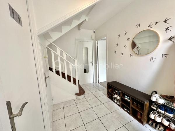 QUIMPER – LE CORNIGUEL, SECTEUR KERLAGATU – AU CALME, PROCHE COMMODITÉS – MAISON FAMILIALE DE 104 M² SUR TROIS NIVEAUX – 4 CHAMBRES DONT UNE SUITE DE PLAIN-PIED – PIÈCE DE VIE DE 36 M² ENV – TERRASSE DE 60 M² ENV – GARAGE-ATELIER – AUCUNS TRAVAUX À PRÉVOIR – DPE D – TERRAIN D'ENVIRON 350 M².

**** Séjour expo Sud-Ouest ouvert sur 60 m² de terrasse – aucuns travaux à prévoir, diagnostics sans anomalie. ****

Gino DUPUY vous propose, au Corniguel, à Quimper, une maison familiale de 104m² habitables sur trois niveaux : 4 chambres dont une suite de plain-pied avec douche et penderie, une pièce de vie lumineuse de 36 m² exposée sud-ouest et ouverte sur la terrasse, et un garage-atelier. Construite en 1967 et bien entretenue - menuiseries intégralement remplacées, diagnostics sans anomalie - elle est habitable immédiatement, sans travaux. 
L'ensemble des équipements est détaillé en bas d'annonce.

La maison se compose de la manière suivante :

Au rez-de-chaussée :

Une entrée avec couloir desservant les pièces de ce niveau et l'escalier menant à la pièce de vie.
Une chambre avec douche, lavabo et penderie - véritable suite de plain-pied.
Un WC indépendant.
Un garage-atelier de 48 m² environ avec coin buanderie et porte sectionnelle motorisée.

Au rez-de-chaussée surélevé :

Un salon-séjour de 36 m² avec cuisine ouverte, poêle à bois et grande baie vitrée - très lumineux, belles finitions, accès direct à la terrasse.
Une cuisine aménagée et équipée : four, hotte, plaque à induction, lave-vaisselle, emplacements réfrigérateur et micro-ondes.
Deux chambres
Une salle de bains avec meuble vasque et WC.

À l'étage :

Une chambre avec penderies et coin bureau.
Un espace bureau / salle de jeux.

Concernant l'extérieur :

Une grande terrasse de 60 m² environ exposée sud-ouest, dans le prolongement du séjour.
Un jardin facile d'entretien. Agrémenté d'un olivier et d'un espace potager
Un abri de jardin.
Deux places de stationnement à l'avant, en plus du double garage.

Informations complémentaires :

Menuiseries intégralement remplacées : PVC double vitrage et volets roulants, y compris sur les Velux.
Chauffage mixte : chaudière gaz, poêle à bois dans la pièce de vie, et pompe à chaleur air/air (chauffage et climatisation) desservant la chambre du rez-de-chaussée et celle de l'étage.
Aucuns travaux à prévoir.
DPE : classe D.
Année de construction : 1967.
Raccordée au tout-à-l'égout et à la fibre optique.
Mitoyenne d'un seul côté.
Terrain d'environ 350 m².
Taxe foncière : 1 676 €.

Cadre calme et recherché, commodités et bus à proximité, promenades sur le chemin de halage et dans le bois. 
Une maison saine et lumineuse, pour une famille qui veut poser ses valises sans engager de chantier.

- - - Visite uniquement sur rendez-vous - - -

Contact Exclusif BSK : Gino DUPUY

_________________________________________________

VENTE IMMOBILIÈRE – QUIMPER & Alentours
Échangeons sur votre projet, sans engagement, pour définir la meilleure stratégie de vente.

APPORTEURS D'AFFAIRES
Vous connaissez quelqu'un qui souhaite vendre ou acheter ?
Un simple message suffit pour initier un contact, je m'occupe du reste. Rémunération attractive.

COLLABORATION INTERCABINET
Discutons volontiers d'un partage de mandat ou d'un acheteur en recherche.

_________________________________________________

Honoraires charge vendeur : aucun frais d'agence supplémentaires pour vous.
Le prix affiché est votre prix final hors frais de notaire.