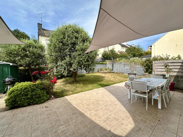 QUIMPER – LE CORNIGUEL, SECTEUR KERLAGATU – AU CALME, PROCHE COMMODITÉS – MAISON FAMILIALE DE 104 M² SUR TROIS NIVEAUX – 4 CHAMBRES DONT UNE SUITE DE PLAIN-PIED – PIÈCE DE VIE DE 36 M² ENV – TERRASSE DE 60 M² ENV – GARAGE-ATELIER – AUCUNS TRAVAUX À PRÉVOIR – DPE D – TERRAIN D'ENVIRON 350 M².

**** Séjour expo Sud-Ouest ouvert sur 60 m² de terrasse – aucuns travaux à prévoir, diagnostics sans anomalie. ****

Gino DUPUY vous propose, au Corniguel, à Quimper, une maison familiale de 104m² habitables sur trois niveaux : 4 chambres dont une suite de plain-pied avec douche et penderie, une pièce de vie lumineuse de 36 m² exposée sud-ouest et ouverte sur la terrasse, et un garage-atelier. Construite en 1967 et bien entretenue - menuiseries intégralement remplacées, diagnostics sans anomalie - elle est habitable immédiatement, sans travaux. 
L'ensemble des équipements est détaillé en bas d'annonce.

La maison se compose de la manière suivante :

Au rez-de-chaussée :

Une entrée avec couloir desservant les pièces de ce niveau et l'escalier menant à la pièce de vie.
Une chambre avec douche, lavabo et penderie - véritable suite de plain-pied.
Un WC indépendant.
Un garage-atelier de 48 m² environ avec coin buanderie et porte sectionnelle motorisée.

Au rez-de-chaussée surélevé :

Un salon-séjour de 36 m² avec cuisine ouverte, poêle à bois et grande baie vitrée - très lumineux, belles finitions, accès direct à la terrasse.
Une cuisine aménagée et équipée : four, hotte, plaque à induction, lave-vaisselle, emplacements réfrigérateur et micro-ondes.
Deux chambres
Une salle de bains avec meuble vasque et WC.

À l'étage :

Une chambre avec penderies et coin bureau.
Un espace bureau / salle de jeux.

Concernant l'extérieur :

Une grande terrasse de 60 m² environ exposée sud-ouest, dans le prolongement du séjour.
Un jardin facile d'entretien. Agrémenté d'un olivier et d'un espace potager
Un abri de jardin.
Deux places de stationnement à l'avant, en plus du double garage.

Informations complémentaires :

Menuiseries intégralement remplacées : PVC double vitrage et volets roulants, y compris sur les Velux.
Chauffage mixte : chaudière gaz, poêle à bois dans la pièce de vie, et pompe à chaleur air/air (chauffage et climatisation) desservant la chambre du rez-de-chaussée et celle de l'étage.
Aucuns travaux à prévoir.
DPE : classe D.
Année de construction : 1967.
Raccordée au tout-à-l'égout et à la fibre optique.
Mitoyenne d'un seul côté.
Terrain d'environ 350 m².
Taxe foncière : 1 676 €.

Cadre calme et recherché, commodités et bus à proximité, promenades sur le chemin de halage et dans le bois. 
Une maison saine et lumineuse, pour une famille qui veut poser ses valises sans engager de chantier.

- - - Visite uniquement sur rendez-vous - - -

Contact Exclusif BSK : Gino DUPUY

_________________________________________________

VENTE IMMOBILIÈRE – QUIMPER & Alentours
Échangeons sur votre projet, sans engagement, pour définir la meilleure stratégie de vente.

APPORTEURS D'AFFAIRES
Vous connaissez quelqu'un qui souhaite vendre ou acheter ?
Un simple message suffit pour initier un contact, je m'occupe du reste. Rémunération attractive.

COLLABORATION INTERCABINET
Discutons volontiers d'un partage de mandat ou d'un acheteur en recherche.

_________________________________________________

Honoraires charge vendeur : aucun frais d'agence supplémentaires pour vous.
Le prix affiché est votre prix final hors frais de notaire.