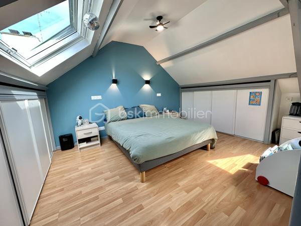 QUIMPER – LE CORNIGUEL, SECTEUR KERLAGATU – AU CALME, PROCHE COMMODITÉS – MAISON FAMILIALE DE 104 M² SUR TROIS NIVEAUX – 4 CHAMBRES DONT UNE SUITE DE PLAIN-PIED – PIÈCE DE VIE DE 36 M² ENV – TERRASSE DE 60 M² ENV – GARAGE-ATELIER – AUCUNS TRAVAUX À PRÉVOIR – DPE D – TERRAIN D'ENVIRON 350 M².

**** Séjour expo Sud-Ouest ouvert sur 60 m² de terrasse – aucuns travaux à prévoir, diagnostics sans anomalie. ****

Gino DUPUY vous propose, au Corniguel, à Quimper, une maison familiale de 104m² habitables sur trois niveaux : 4 chambres dont une suite de plain-pied avec douche et penderie, une pièce de vie lumineuse de 36 m² exposée sud-ouest et ouverte sur la terrasse, et un garage-atelier. Construite en 1967 et bien entretenue - menuiseries intégralement remplacées, diagnostics sans anomalie - elle est habitable immédiatement, sans travaux. 
L'ensemble des équipements est détaillé en bas d'annonce.

La maison se compose de la manière suivante :

Au rez-de-chaussée :

Une entrée avec couloir desservant les pièces de ce niveau et l'escalier menant à la pièce de vie.
Une chambre avec douche, lavabo et penderie - véritable suite de plain-pied.
Un WC indépendant.
Un garage-atelier de 48 m² environ avec coin buanderie et porte sectionnelle motorisée.

Au rez-de-chaussée surélevé :

Un salon-séjour de 36 m² avec cuisine ouverte, poêle à bois et grande baie vitrée - très lumineux, belles finitions, accès direct à la terrasse.
Une cuisine aménagée et équipée : four, hotte, plaque à induction, lave-vaisselle, emplacements réfrigérateur et micro-ondes.
Deux chambres
Une salle de bains avec meuble vasque et WC.

À l'étage :

Une chambre avec penderies et coin bureau.
Un espace bureau / salle de jeux.

Concernant l'extérieur :

Une grande terrasse de 60 m² environ exposée sud-ouest, dans le prolongement du séjour.
Un jardin facile d'entretien. Agrémenté d'un olivier et d'un espace potager
Un abri de jardin.
Deux places de stationnement à l'avant, en plus du double garage.

Informations complémentaires :

Menuiseries intégralement remplacées : PVC double vitrage et volets roulants, y compris sur les Velux.
Chauffage mixte : chaudière gaz, poêle à bois dans la pièce de vie, et pompe à chaleur air/air (chauffage et climatisation) desservant la chambre du rez-de-chaussée et celle de l'étage.
Aucuns travaux à prévoir.
DPE : classe D.
Année de construction : 1967.
Raccordée au tout-à-l'égout et à la fibre optique.
Mitoyenne d'un seul côté.
Terrain d'environ 350 m².
Taxe foncière : 1 676 €.

Cadre calme et recherché, commodités et bus à proximité, promenades sur le chemin de halage et dans le bois. 
Une maison saine et lumineuse, pour une famille qui veut poser ses valises sans engager de chantier.

- - - Visite uniquement sur rendez-vous - - -

Contact Exclusif BSK : Gino DUPUY

_________________________________________________

VENTE IMMOBILIÈRE – QUIMPER & Alentours
Échangeons sur votre projet, sans engagement, pour définir la meilleure stratégie de vente.

APPORTEURS D'AFFAIRES
Vous connaissez quelqu'un qui souhaite vendre ou acheter ?
Un simple message suffit pour initier un contact, je m'occupe du reste. Rémunération attractive.

COLLABORATION INTERCABINET
Discutons volontiers d'un partage de mandat ou d'un acheteur en recherche.

_________________________________________________

Honoraires charge vendeur : aucun frais d'agence supplémentaires pour vous.
Le prix affiché est votre prix final hors frais de notaire.