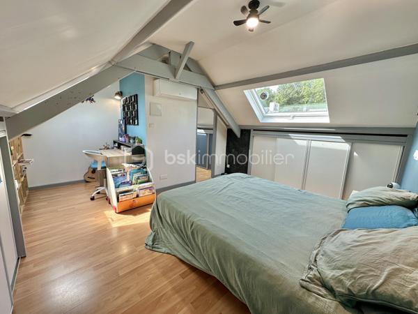 QUIMPER – LE CORNIGUEL, SECTEUR KERLAGATU – AU CALME, PROCHE COMMODITÉS – MAISON FAMILIALE DE 104 M² SUR TROIS NIVEAUX – 4 CHAMBRES DONT UNE SUITE DE PLAIN-PIED – PIÈCE DE VIE DE 36 M² ENV – TERRASSE DE 60 M² ENV – GARAGE-ATELIER – AUCUNS TRAVAUX À PRÉVOIR – DPE D – TERRAIN D'ENVIRON 350 M².

**** Séjour expo Sud-Ouest ouvert sur 60 m² de terrasse – aucuns travaux à prévoir, diagnostics sans anomalie. ****

Gino DUPUY vous propose, au Corniguel, à Quimper, une maison familiale de 104m² habitables sur trois niveaux : 4 chambres dont une suite de plain-pied avec douche et penderie, une pièce de vie lumineuse de 36 m² exposée sud-ouest et ouverte sur la terrasse, et un garage-atelier. Construite en 1967 et bien entretenue - menuiseries intégralement remplacées, diagnostics sans anomalie - elle est habitable immédiatement, sans travaux. 
L'ensemble des équipements est détaillé en bas d'annonce.

La maison se compose de la manière suivante :

Au rez-de-chaussée :

Une entrée avec couloir desservant les pièces de ce niveau et l'escalier menant à la pièce de vie.
Une chambre avec douche, lavabo et penderie - véritable suite de plain-pied.
Un WC indépendant.
Un garage-atelier de 48 m² environ avec coin buanderie et porte sectionnelle motorisée.

Au rez-de-chaussée surélevé :

Un salon-séjour de 36 m² avec cuisine ouverte, poêle à bois et grande baie vitrée - très lumineux, belles finitions, accès direct à la terrasse.
Une cuisine aménagée et équipée : four, hotte, plaque à induction, lave-vaisselle, emplacements réfrigérateur et micro-ondes.
Deux chambres
Une salle de bains avec meuble vasque et WC.

À l'étage :

Une chambre avec penderies et coin bureau.
Un espace bureau / salle de jeux.

Concernant l'extérieur :

Une grande terrasse de 60 m² environ exposée sud-ouest, dans le prolongement du séjour.
Un jardin facile d'entretien. Agrémenté d'un olivier et d'un espace potager
Un abri de jardin.
Deux places de stationnement à l'avant, en plus du double garage.

Informations complémentaires :

Menuiseries intégralement remplacées : PVC double vitrage et volets roulants, y compris sur les Velux.
Chauffage mixte : chaudière gaz, poêle à bois dans la pièce de vie, et pompe à chaleur air/air (chauffage et climatisation) desservant la chambre du rez-de-chaussée et celle de l'étage.
Aucuns travaux à prévoir.
DPE : classe D.
Année de construction : 1967.
Raccordée au tout-à-l'égout et à la fibre optique.
Mitoyenne d'un seul côté.
Terrain d'environ 350 m².
Taxe foncière : 1 676 €.

Cadre calme et recherché, commodités et bus à proximité, promenades sur le chemin de halage et dans le bois. 
Une maison saine et lumineuse, pour une famille qui veut poser ses valises sans engager de chantier.

- - - Visite uniquement sur rendez-vous - - -

Contact Exclusif BSK : Gino DUPUY

_________________________________________________

VENTE IMMOBILIÈRE – QUIMPER & Alentours
Échangeons sur votre projet, sans engagement, pour définir la meilleure stratégie de vente.

APPORTEURS D'AFFAIRES
Vous connaissez quelqu'un qui souhaite vendre ou acheter ?
Un simple message suffit pour initier un contact, je m'occupe du reste. Rémunération attractive.

COLLABORATION INTERCABINET
Discutons volontiers d'un partage de mandat ou d'un acheteur en recherche.

_________________________________________________

Honoraires charge vendeur : aucun frais d'agence supplémentaires pour vous.
Le prix affiché est votre prix final hors frais de notaire.