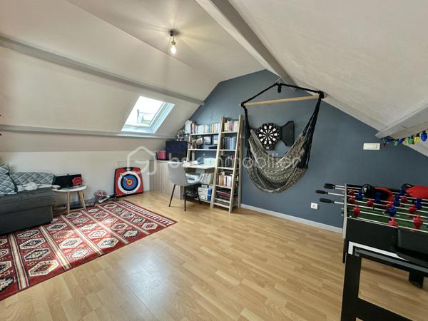 QUIMPER – LE CORNIGUEL, SECTEUR KERLAGATU – AU CALME, PROCHE COMMODITÉS – MAISON FAMILIALE DE 104 M² SUR TROIS NIVEAUX – 4 CHAMBRES DONT UNE SUITE DE PLAIN-PIED – PIÈCE DE VIE DE 36 M² ENV – TERRASSE DE 60 M² ENV – GARAGE-ATELIER – AUCUNS TRAVAUX À PRÉVOIR – DPE D – TERRAIN D'ENVIRON 350 M².

**** Séjour expo Sud-Ouest ouvert sur 60 m² de terrasse – aucuns travaux à prévoir, diagnostics sans anomalie. ****

Gino DUPUY vous propose, au Corniguel, à Quimper, une maison familiale de 104m² habitables sur trois niveaux : 4 chambres dont une suite de plain-pied avec douche et penderie, une pièce de vie lumineuse de 36 m² exposée sud-ouest et ouverte sur la terrasse, et un garage-atelier. Construite en 1967 et bien entretenue - menuiseries intégralement remplacées, diagnostics sans anomalie - elle est habitable immédiatement, sans travaux. 
L'ensemble des équipements est détaillé en bas d'annonce.

La maison se compose de la manière suivante :

Au rez-de-chaussée :

Une entrée avec couloir desservant les pièces de ce niveau et l'escalier menant à la pièce de vie.
Une chambre avec douche, lavabo et penderie - véritable suite de plain-pied.
Un WC indépendant.
Un garage-atelier de 48 m² environ avec coin buanderie et porte sectionnelle motorisée.

Au rez-de-chaussée surélevé :

Un salon-séjour de 36 m² avec cuisine ouverte, poêle à bois et grande baie vitrée - très lumineux, belles finitions, accès direct à la terrasse.
Une cuisine aménagée et équipée : four, hotte, plaque à induction, lave-vaisselle, emplacements réfrigérateur et micro-ondes.
Deux chambres
Une salle de bains avec meuble vasque et WC.

À l'étage :

Une chambre avec penderies et coin bureau.
Un espace bureau / salle de jeux.

Concernant l'extérieur :

Une grande terrasse de 60 m² environ exposée sud-ouest, dans le prolongement du séjour.
Un jardin facile d'entretien. Agrémenté d'un olivier et d'un espace potager
Un abri de jardin.
Deux places de stationnement à l'avant, en plus du double garage.

Informations complémentaires :

Menuiseries intégralement remplacées : PVC double vitrage et volets roulants, y compris sur les Velux.
Chauffage mixte : chaudière gaz, poêle à bois dans la pièce de vie, et pompe à chaleur air/air (chauffage et climatisation) desservant la chambre du rez-de-chaussée et celle de l'étage.
Aucuns travaux à prévoir.
DPE : classe D.
Année de construction : 1967.
Raccordée au tout-à-l'égout et à la fibre optique.
Mitoyenne d'un seul côté.
Terrain d'environ 350 m².
Taxe foncière : 1 676 €.

Cadre calme et recherché, commodités et bus à proximité, promenades sur le chemin de halage et dans le bois. 
Une maison saine et lumineuse, pour une famille qui veut poser ses valises sans engager de chantier.

- - - Visite uniquement sur rendez-vous - - -

Contact Exclusif BSK : Gino DUPUY

_________________________________________________

VENTE IMMOBILIÈRE – QUIMPER & Alentours
Échangeons sur votre projet, sans engagement, pour définir la meilleure stratégie de vente.

APPORTEURS D'AFFAIRES
Vous connaissez quelqu'un qui souhaite vendre ou acheter ?
Un simple message suffit pour initier un contact, je m'occupe du reste. Rémunération attractive.

COLLABORATION INTERCABINET
Discutons volontiers d'un partage de mandat ou d'un acheteur en recherche.

_________________________________________________

Honoraires charge vendeur : aucun frais d'agence supplémentaires pour vous.
Le prix affiché est votre prix final hors frais de notaire.