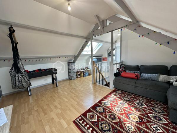 QUIMPER – LE CORNIGUEL, SECTEUR KERLAGATU – AU CALME, PROCHE COMMODITÉS – MAISON FAMILIALE DE 104 M² SUR TROIS NIVEAUX – 4 CHAMBRES DONT UNE SUITE DE PLAIN-PIED – PIÈCE DE VIE DE 36 M² ENV – TERRASSE DE 60 M² ENV – GARAGE-ATELIER – AUCUNS TRAVAUX À PRÉVOIR – DPE D – TERRAIN D'ENVIRON 350 M².

**** Séjour expo Sud-Ouest ouvert sur 60 m² de terrasse – aucuns travaux à prévoir, diagnostics sans anomalie. ****

Gino DUPUY vous propose, au Corniguel, à Quimper, une maison familiale de 104m² habitables sur trois niveaux : 4 chambres dont une suite de plain-pied avec douche et penderie, une pièce de vie lumineuse de 36 m² exposée sud-ouest et ouverte sur la terrasse, et un garage-atelier. Construite en 1967 et bien entretenue - menuiseries intégralement remplacées, diagnostics sans anomalie - elle est habitable immédiatement, sans travaux. 
L'ensemble des équipements est détaillé en bas d'annonce.

La maison se compose de la manière suivante :

Au rez-de-chaussée :

Une entrée avec couloir desservant les pièces de ce niveau et l'escalier menant à la pièce de vie.
Une chambre avec douche, lavabo et penderie - véritable suite de plain-pied.
Un WC indépendant.
Un garage-atelier de 48 m² environ avec coin buanderie et porte sectionnelle motorisée.

Au rez-de-chaussée surélevé :

Un salon-séjour de 36 m² avec cuisine ouverte, poêle à bois et grande baie vitrée - très lumineux, belles finitions, accès direct à la terrasse.
Une cuisine aménagée et équipée : four, hotte, plaque à induction, lave-vaisselle, emplacements réfrigérateur et micro-ondes.
Deux chambres
Une salle de bains avec meuble vasque et WC.

À l'étage :

Une chambre avec penderies et coin bureau.
Un espace bureau / salle de jeux.

Concernant l'extérieur :

Une grande terrasse de 60 m² environ exposée sud-ouest, dans le prolongement du séjour.
Un jardin facile d'entretien. Agrémenté d'un olivier et d'un espace potager
Un abri de jardin.
Deux places de stationnement à l'avant, en plus du double garage.

Informations complémentaires :

Menuiseries intégralement remplacées : PVC double vitrage et volets roulants, y compris sur les Velux.
Chauffage mixte : chaudière gaz, poêle à bois dans la pièce de vie, et pompe à chaleur air/air (chauffage et climatisation) desservant la chambre du rez-de-chaussée et celle de l'étage.
Aucuns travaux à prévoir.
DPE : classe D.
Année de construction : 1967.
Raccordée au tout-à-l'égout et à la fibre optique.
Mitoyenne d'un seul côté.
Terrain d'environ 350 m².
Taxe foncière : 1 676 €.

Cadre calme et recherché, commodités et bus à proximité, promenades sur le chemin de halage et dans le bois. 
Une maison saine et lumineuse, pour une famille qui veut poser ses valises sans engager de chantier.

- - - Visite uniquement sur rendez-vous - - -

Contact Exclusif BSK : Gino DUPUY

_________________________________________________

VENTE IMMOBILIÈRE – QUIMPER & Alentours
Échangeons sur votre projet, sans engagement, pour définir la meilleure stratégie de vente.

APPORTEURS D'AFFAIRES
Vous connaissez quelqu'un qui souhaite vendre ou acheter ?
Un simple message suffit pour initier un contact, je m'occupe du reste. Rémunération attractive.

COLLABORATION INTERCABINET
Discutons volontiers d'un partage de mandat ou d'un acheteur en recherche.

_________________________________________________

Honoraires charge vendeur : aucun frais d'agence supplémentaires pour vous.
Le prix affiché est votre prix final hors frais de notaire.
