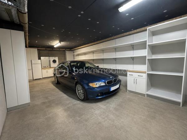 QUIMPER – LE CORNIGUEL, SECTEUR KERLAGATU – AU CALME, PROCHE COMMODITÉS – MAISON FAMILIALE DE 104 M² SUR TROIS NIVEAUX – 4 CHAMBRES DONT UNE SUITE DE PLAIN-PIED – PIÈCE DE VIE DE 36 M² ENV – TERRASSE DE 60 M² ENV – GARAGE-ATELIER – AUCUNS TRAVAUX À PRÉVOIR – DPE D – TERRAIN D'ENVIRON 350 M².

**** Séjour expo Sud-Ouest ouvert sur 60 m² de terrasse – aucuns travaux à prévoir, diagnostics sans anomalie. ****

Gino DUPUY vous propose, au Corniguel, à Quimper, une maison familiale de 104m² habitables sur trois niveaux : 4 chambres dont une suite de plain-pied avec douche et penderie, une pièce de vie lumineuse de 36 m² exposée sud-ouest et ouverte sur la terrasse, et un garage-atelier. Construite en 1967 et bien entretenue - menuiseries intégralement remplacées, diagnostics sans anomalie - elle est habitable immédiatement, sans travaux. 
L'ensemble des équipements est détaillé en bas d'annonce.

La maison se compose de la manière suivante :

Au rez-de-chaussée :

Une entrée avec couloir desservant les pièces de ce niveau et l'escalier menant à la pièce de vie.
Une chambre avec douche, lavabo et penderie - véritable suite de plain-pied.
Un WC indépendant.
Un garage-atelier de 48 m² environ avec coin buanderie et porte sectionnelle motorisée.

Au rez-de-chaussée surélevé :

Un salon-séjour de 36 m² avec cuisine ouverte, poêle à bois et grande baie vitrée - très lumineux, belles finitions, accès direct à la terrasse.
Une cuisine aménagée et équipée : four, hotte, plaque à induction, lave-vaisselle, emplacements réfrigérateur et micro-ondes.
Deux chambres
Une salle de bains avec meuble vasque et WC.

À l'étage :

Une chambre avec penderies et coin bureau.
Un espace bureau / salle de jeux.

Concernant l'extérieur :

Une grande terrasse de 60 m² environ exposée sud-ouest, dans le prolongement du séjour.
Un jardin facile d'entretien. Agrémenté d'un olivier et d'un espace potager
Un abri de jardin.
Deux places de stationnement à l'avant, en plus du double garage.

Informations complémentaires :

Menuiseries intégralement remplacées : PVC double vitrage et volets roulants, y compris sur les Velux.
Chauffage mixte : chaudière gaz, poêle à bois dans la pièce de vie, et pompe à chaleur air/air (chauffage et climatisation) desservant la chambre du rez-de-chaussée et celle de l'étage.
Aucuns travaux à prévoir.
DPE : classe D.
Année de construction : 1967.
Raccordée au tout-à-l'égout et à la fibre optique.
Mitoyenne d'un seul côté.
Terrain d'environ 350 m².
Taxe foncière : 1 676 €.

Cadre calme et recherché, commodités et bus à proximité, promenades sur le chemin de halage et dans le bois. 
Une maison saine et lumineuse, pour une famille qui veut poser ses valises sans engager de chantier.

- - - Visite uniquement sur rendez-vous - - -

Contact Exclusif BSK : Gino DUPUY

_________________________________________________

VENTE IMMOBILIÈRE – QUIMPER & Alentours
Échangeons sur votre projet, sans engagement, pour définir la meilleure stratégie de vente.

APPORTEURS D'AFFAIRES
Vous connaissez quelqu'un qui souhaite vendre ou acheter ?
Un simple message suffit pour initier un contact, je m'occupe du reste. Rémunération attractive.

COLLABORATION INTERCABINET
Discutons volontiers d'un partage de mandat ou d'un acheteur en recherche.

_________________________________________________

Honoraires charge vendeur : aucun frais d'agence supplémentaires pour vous.
Le prix affiché est votre prix final hors frais de notaire.