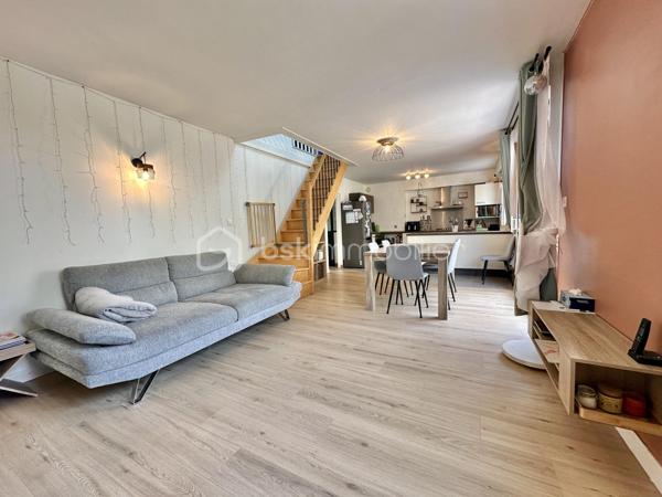 QUIMPER – LE CORNIGUEL, SECTEUR KERLAGATU – AU CALME, PROCHE COMMODITÉS – MAISON FAMILIALE DE 104 M² SUR TROIS NIVEAUX – 4 CHAMBRES DONT UNE SUITE DE PLAIN-PIED – PIÈCE DE VIE DE 36 M² ENV – TERRASSE DE 60 M² ENV – GARAGE-ATELIER – AUCUNS TRAVAUX À PRÉVOIR – DPE D – TERRAIN D'ENVIRON 350 M².

**** Séjour expo Sud-Ouest ouvert sur 60 m² de terrasse – aucuns travaux à prévoir, diagnostics sans anomalie. ****

Gino DUPUY vous propose, au Corniguel, à Quimper, une maison familiale de 104m² habitables sur trois niveaux : 4 chambres dont une suite de plain-pied avec douche et penderie, une pièce de vie lumineuse de 36 m² exposée sud-ouest et ouverte sur la terrasse, et un garage-atelier. Construite en 1967 et bien entretenue - menuiseries intégralement remplacées, diagnostics sans anomalie - elle est habitable immédiatement, sans travaux. 
L'ensemble des équipements est détaillé en bas d'annonce.

La maison se compose de la manière suivante :

Au rez-de-chaussée :

Une entrée avec couloir desservant les pièces de ce niveau et l'escalier menant à la pièce de vie.
Une chambre avec douche, lavabo et penderie - véritable suite de plain-pied.
Un WC indépendant.
Un garage-atelier de 48 m² environ avec coin buanderie et porte sectionnelle motorisée.

Au rez-de-chaussée surélevé :

Un salon-séjour de 36 m² avec cuisine ouverte, poêle à bois et grande baie vitrée - très lumineux, belles finitions, accès direct à la terrasse.
Une cuisine aménagée et équipée : four, hotte, plaque à induction, lave-vaisselle, emplacements réfrigérateur et micro-ondes.
Deux chambres
Une salle de bains avec meuble vasque et WC.

À l'étage :

Une chambre avec penderies et coin bureau.
Un espace bureau / salle de jeux.

Concernant l'extérieur :

Une grande terrasse de 60 m² environ exposée sud-ouest, dans le prolongement du séjour.
Un jardin facile d'entretien. Agrémenté d'un olivier et d'un espace potager
Un abri de jardin.
Deux places de stationnement à l'avant, en plus du double garage.

Informations complémentaires :

Menuiseries intégralement remplacées : PVC double vitrage et volets roulants, y compris sur les Velux.
Chauffage mixte : chaudière gaz, poêle à bois dans la pièce de vie, et pompe à chaleur air/air (chauffage et climatisation) desservant la chambre du rez-de-chaussée et celle de l'étage.
Aucuns travaux à prévoir.
DPE : classe D.
Année de construction : 1967.
Raccordée au tout-à-l'égout et à la fibre optique.
Mitoyenne d'un seul côté.
Terrain d'environ 350 m².
Taxe foncière : 1 676 €.

Cadre calme et recherché, commodités et bus à proximité, promenades sur le chemin de halage et dans le bois. 
Une maison saine et lumineuse, pour une famille qui veut poser ses valises sans engager de chantier.

- - - Visite uniquement sur rendez-vous - - -

Contact Exclusif BSK : Gino DUPUY

_________________________________________________

VENTE IMMOBILIÈRE – QUIMPER & Alentours
Échangeons sur votre projet, sans engagement, pour définir la meilleure stratégie de vente.

APPORTEURS D'AFFAIRES
Vous connaissez quelqu'un qui souhaite vendre ou acheter ?
Un simple message suffit pour initier un contact, je m'occupe du reste. Rémunération attractive.

COLLABORATION INTERCABINET
Discutons volontiers d'un partage de mandat ou d'un acheteur en recherche.

_________________________________________________

Honoraires charge vendeur : aucun frais d'agence supplémentaires pour vous.
Le prix affiché est votre prix final hors frais de notaire.