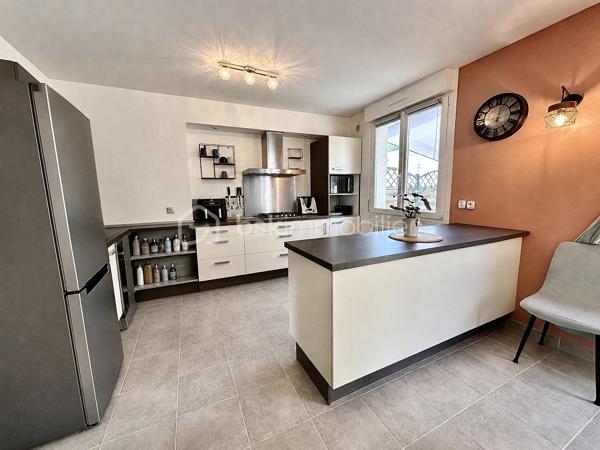 QUIMPER – LE CORNIGUEL, SECTEUR KERLAGATU – AU CALME, PROCHE COMMODITÉS – MAISON FAMILIALE DE 104 M² SUR TROIS NIVEAUX – 4 CHAMBRES DONT UNE SUITE DE PLAIN-PIED – PIÈCE DE VIE DE 36 M² ENV – TERRASSE DE 60 M² ENV – GARAGE-ATELIER – AUCUNS TRAVAUX À PRÉVOIR – DPE D – TERRAIN D'ENVIRON 350 M².

**** Séjour expo Sud-Ouest ouvert sur 60 m² de terrasse – aucuns travaux à prévoir, diagnostics sans anomalie. ****

Gino DUPUY vous propose, au Corniguel, à Quimper, une maison familiale de 104m² habitables sur trois niveaux : 4 chambres dont une suite de plain-pied avec douche et penderie, une pièce de vie lumineuse de 36 m² exposée sud-ouest et ouverte sur la terrasse, et un garage-atelier. Construite en 1967 et bien entretenue - menuiseries intégralement remplacées, diagnostics sans anomalie - elle est habitable immédiatement, sans travaux. 
L'ensemble des équipements est détaillé en bas d'annonce.

La maison se compose de la manière suivante :

Au rez-de-chaussée :

Une entrée avec couloir desservant les pièces de ce niveau et l'escalier menant à la pièce de vie.
Une chambre avec douche, lavabo et penderie - véritable suite de plain-pied.
Un WC indépendant.
Un garage-atelier de 48 m² environ avec coin buanderie et porte sectionnelle motorisée.

Au rez-de-chaussée surélevé :

Un salon-séjour de 36 m² avec cuisine ouverte, poêle à bois et grande baie vitrée - très lumineux, belles finitions, accès direct à la terrasse.
Une cuisine aménagée et équipée : four, hotte, plaque à induction, lave-vaisselle, emplacements réfrigérateur et micro-ondes.
Deux chambres
Une salle de bains avec meuble vasque et WC.

À l'étage :

Une chambre avec penderies et coin bureau.
Un espace bureau / salle de jeux.

Concernant l'extérieur :

Une grande terrasse de 60 m² environ exposée sud-ouest, dans le prolongement du séjour.
Un jardin facile d'entretien. Agrémenté d'un olivier et d'un espace potager
Un abri de jardin.
Deux places de stationnement à l'avant, en plus du double garage.

Informations complémentaires :

Menuiseries intégralement remplacées : PVC double vitrage et volets roulants, y compris sur les Velux.
Chauffage mixte : chaudière gaz, poêle à bois dans la pièce de vie, et pompe à chaleur air/air (chauffage et climatisation) desservant la chambre du rez-de-chaussée et celle de l'étage.
Aucuns travaux à prévoir.
DPE : classe D.
Année de construction : 1967.
Raccordée au tout-à-l'égout et à la fibre optique.
Mitoyenne d'un seul côté.
Terrain d'environ 350 m².
Taxe foncière : 1 676 €.

Cadre calme et recherché, commodités et bus à proximité, promenades sur le chemin de halage et dans le bois. 
Une maison saine et lumineuse, pour une famille qui veut poser ses valises sans engager de chantier.

- - - Visite uniquement sur rendez-vous - - -

Contact Exclusif BSK : Gino DUPUY

_________________________________________________

VENTE IMMOBILIÈRE – QUIMPER & Alentours
Échangeons sur votre projet, sans engagement, pour définir la meilleure stratégie de vente.

APPORTEURS D'AFFAIRES
Vous connaissez quelqu'un qui souhaite vendre ou acheter ?
Un simple message suffit pour initier un contact, je m'occupe du reste. Rémunération attractive.

COLLABORATION INTERCABINET
Discutons volontiers d'un partage de mandat ou d'un acheteur en recherche.

_________________________________________________

Honoraires charge vendeur : aucun frais d'agence supplémentaires pour vous.
Le prix affiché est votre prix final hors frais de notaire.