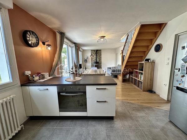 QUIMPER – LE CORNIGUEL, SECTEUR KERLAGATU – AU CALME, PROCHE COMMODITÉS – MAISON FAMILIALE DE 104 M² SUR TROIS NIVEAUX – 4 CHAMBRES DONT UNE SUITE DE PLAIN-PIED – PIÈCE DE VIE DE 36 M² ENV – TERRASSE DE 60 M² ENV – GARAGE-ATELIER – AUCUNS TRAVAUX À PRÉVOIR – DPE D – TERRAIN D'ENVIRON 350 M².

**** Séjour expo Sud-Ouest ouvert sur 60 m² de terrasse – aucuns travaux à prévoir, diagnostics sans anomalie. ****

Gino DUPUY vous propose, au Corniguel, à Quimper, une maison familiale de 104m² habitables sur trois niveaux : 4 chambres dont une suite de plain-pied avec douche et penderie, une pièce de vie lumineuse de 36 m² exposée sud-ouest et ouverte sur la terrasse, et un garage-atelier. Construite en 1967 et bien entretenue - menuiseries intégralement remplacées, diagnostics sans anomalie - elle est habitable immédiatement, sans travaux. 
L'ensemble des équipements est détaillé en bas d'annonce.

La maison se compose de la manière suivante :

Au rez-de-chaussée :

Une entrée avec couloir desservant les pièces de ce niveau et l'escalier menant à la pièce de vie.
Une chambre avec douche, lavabo et penderie - véritable suite de plain-pied.
Un WC indépendant.
Un garage-atelier de 48 m² environ avec coin buanderie et porte sectionnelle motorisée.

Au rez-de-chaussée surélevé :

Un salon-séjour de 36 m² avec cuisine ouverte, poêle à bois et grande baie vitrée - très lumineux, belles finitions, accès direct à la terrasse.
Une cuisine aménagée et équipée : four, hotte, plaque à induction, lave-vaisselle, emplacements réfrigérateur et micro-ondes.
Deux chambres
Une salle de bains avec meuble vasque et WC.

À l'étage :

Une chambre avec penderies et coin bureau.
Un espace bureau / salle de jeux.

Concernant l'extérieur :

Une grande terrasse de 60 m² environ exposée sud-ouest, dans le prolongement du séjour.
Un jardin facile d'entretien. Agrémenté d'un olivier et d'un espace potager
Un abri de jardin.
Deux places de stationnement à l'avant, en plus du double garage.

Informations complémentaires :

Menuiseries intégralement remplacées : PVC double vitrage et volets roulants, y compris sur les Velux.
Chauffage mixte : chaudière gaz, poêle à bois dans la pièce de vie, et pompe à chaleur air/air (chauffage et climatisation) desservant la chambre du rez-de-chaussée et celle de l'étage.
Aucuns travaux à prévoir.
DPE : classe D.
Année de construction : 1967.
Raccordée au tout-à-l'égout et à la fibre optique.
Mitoyenne d'un seul côté.
Terrain d'environ 350 m².
Taxe foncière : 1 676 €.

Cadre calme et recherché, commodités et bus à proximité, promenades sur le chemin de halage et dans le bois. 
Une maison saine et lumineuse, pour une famille qui veut poser ses valises sans engager de chantier.

- - - Visite uniquement sur rendez-vous - - -

Contact Exclusif BSK : Gino DUPUY

_________________________________________________

VENTE IMMOBILIÈRE – QUIMPER & Alentours
Échangeons sur votre projet, sans engagement, pour définir la meilleure stratégie de vente.

APPORTEURS D'AFFAIRES
Vous connaissez quelqu'un qui souhaite vendre ou acheter ?
Un simple message suffit pour initier un contact, je m'occupe du reste. Rémunération attractive.

COLLABORATION INTERCABINET
Discutons volontiers d'un partage de mandat ou d'un acheteur en recherche.

_________________________________________________

Honoraires charge vendeur : aucun frais d'agence supplémentaires pour vous.
Le prix affiché est votre prix final hors frais de notaire.