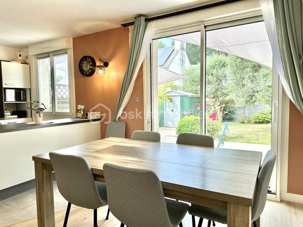 QUIMPER – LE CORNIGUEL, SECTEUR KERLAGATU – AU CALME, PROCHE COMMODITÉS – MAISON FAMILIALE DE 104 M² SUR TROIS NIVEAUX – 4 CHAMBRES DONT UNE SUITE DE PLAIN-PIED – PIÈCE DE VIE DE 36 M² ENV – TERRASSE DE 60 M² ENV – GARAGE-ATELIER – AUCUNS TRAVAUX À PRÉVOIR – DPE D – TERRAIN D'ENVIRON 350 M².

**** Séjour expo Sud-Ouest ouvert sur 60 m² de terrasse – aucuns travaux à prévoir, diagnostics sans anomalie. ****

Gino DUPUY vous propose, au Corniguel, à Quimper, une maison familiale de 104m² habitables sur trois niveaux : 4 chambres dont une suite de plain-pied avec douche et penderie, une pièce de vie lumineuse de 36 m² exposée sud-ouest et ouverte sur la terrasse, et un garage-atelier. Construite en 1967 et bien entretenue - menuiseries intégralement remplacées, diagnostics sans anomalie - elle est habitable immédiatement, sans travaux. 
L'ensemble des équipements est détaillé en bas d'annonce.

La maison se compose de la manière suivante :

Au rez-de-chaussée :

Une entrée avec couloir desservant les pièces de ce niveau et l'escalier menant à la pièce de vie.
Une chambre avec douche, lavabo et penderie - véritable suite de plain-pied.
Un WC indépendant.
Un garage-atelier de 48 m² environ avec coin buanderie et porte sectionnelle motorisée.

Au rez-de-chaussée surélevé :

Un salon-séjour de 36 m² avec cuisine ouverte, poêle à bois et grande baie vitrée - très lumineux, belles finitions, accès direct à la terrasse.
Une cuisine aménagée et équipée : four, hotte, plaque à induction, lave-vaisselle, emplacements réfrigérateur et micro-ondes.
Deux chambres
Une salle de bains avec meuble vasque et WC.

À l'étage :

Une chambre avec penderies et coin bureau.
Un espace bureau / salle de jeux.

Concernant l'extérieur :

Une grande terrasse de 60 m² environ exposée sud-ouest, dans le prolongement du séjour.
Un jardin facile d'entretien. Agrémenté d'un olivier et d'un espace potager
Un abri de jardin.
Deux places de stationnement à l'avant, en plus du double garage.

Informations complémentaires :

Menuiseries intégralement remplacées : PVC double vitrage et volets roulants, y compris sur les Velux.
Chauffage mixte : chaudière gaz, poêle à bois dans la pièce de vie, et pompe à chaleur air/air (chauffage et climatisation) desservant la chambre du rez-de-chaussée et celle de l'étage.
Aucuns travaux à prévoir.
DPE : classe D.
Année de construction : 1967.
Raccordée au tout-à-l'égout et à la fibre optique.
Mitoyenne d'un seul côté.
Terrain d'environ 350 m².
Taxe foncière : 1 676 €.

Cadre calme et recherché, commodités et bus à proximité, promenades sur le chemin de halage et dans le bois. 
Une maison saine et lumineuse, pour une famille qui veut poser ses valises sans engager de chantier.

- - - Visite uniquement sur rendez-vous - - -

Contact Exclusif BSK : Gino DUPUY

_________________________________________________

VENTE IMMOBILIÈRE – QUIMPER & Alentours
Échangeons sur votre projet, sans engagement, pour définir la meilleure stratégie de vente.

APPORTEURS D'AFFAIRES
Vous connaissez quelqu'un qui souhaite vendre ou acheter ?
Un simple message suffit pour initier un contact, je m'occupe du reste. Rémunération attractive.

COLLABORATION INTERCABINET
Discutons volontiers d'un partage de mandat ou d'un acheteur en recherche.

_________________________________________________

Honoraires charge vendeur : aucun frais d'agence supplémentaires pour vous.
Le prix affiché est votre prix final hors frais de notaire.