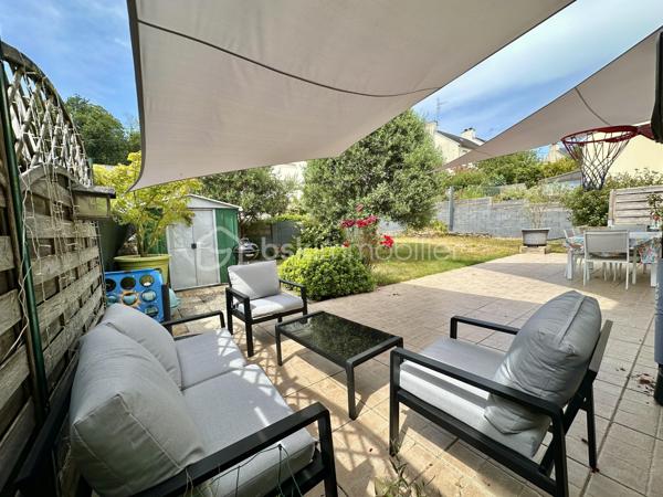 QUIMPER – LE CORNIGUEL, SECTEUR KERLAGATU – AU CALME, PROCHE COMMODITÉS – MAISON FAMILIALE DE 104 M² SUR TROIS NIVEAUX – 4 CHAMBRES DONT UNE SUITE DE PLAIN-PIED – PIÈCE DE VIE DE 36 M² ENV – TERRASSE DE 60 M² ENV – GARAGE-ATELIER – AUCUNS TRAVAUX À PRÉVOIR – DPE D – TERRAIN D'ENVIRON 350 M².

**** Séjour expo Sud-Ouest ouvert sur 60 m² de terrasse – aucuns travaux à prévoir, diagnostics sans anomalie. ****

Gino DUPUY vous propose, au Corniguel, à Quimper, une maison familiale de 104m² habitables sur trois niveaux : 4 chambres dont une suite de plain-pied avec douche et penderie, une pièce de vie lumineuse de 36 m² exposée sud-ouest et ouverte sur la terrasse, et un garage-atelier. Construite en 1967 et bien entretenue - menuiseries intégralement remplacées, diagnostics sans anomalie - elle est habitable immédiatement, sans travaux. 
L'ensemble des équipements est détaillé en bas d'annonce.

La maison se compose de la manière suivante :

Au rez-de-chaussée :

Une entrée avec couloir desservant les pièces de ce niveau et l'escalier menant à la pièce de vie.
Une chambre avec douche, lavabo et penderie - véritable suite de plain-pied.
Un WC indépendant.
Un garage-atelier de 48 m² environ avec coin buanderie et porte sectionnelle motorisée.

Au rez-de-chaussée surélevé :

Un salon-séjour de 36 m² avec cuisine ouverte, poêle à bois et grande baie vitrée - très lumineux, belles finitions, accès direct à la terrasse.
Une cuisine aménagée et équipée : four, hotte, plaque à induction, lave-vaisselle, emplacements réfrigérateur et micro-ondes.
Deux chambres
Une salle de bains avec meuble vasque et WC.

À l'étage :

Une chambre avec penderies et coin bureau.
Un espace bureau / salle de jeux.

Concernant l'extérieur :

Une grande terrasse de 60 m² environ exposée sud-ouest, dans le prolongement du séjour.
Un jardin facile d'entretien. Agrémenté d'un olivier et d'un espace potager
Un abri de jardin.
Deux places de stationnement à l'avant, en plus du double garage.

Informations complémentaires :

Menuiseries intégralement remplacées : PVC double vitrage et volets roulants, y compris sur les Velux.
Chauffage mixte : chaudière gaz, poêle à bois dans la pièce de vie, et pompe à chaleur air/air (chauffage et climatisation) desservant la chambre du rez-de-chaussée et celle de l'étage.
Aucuns travaux à prévoir.
DPE : classe D.
Année de construction : 1967.
Raccordée au tout-à-l'égout et à la fibre optique.
Mitoyenne d'un seul côté.
Terrain d'environ 350 m².
Taxe foncière : 1 676 €.

Cadre calme et recherché, commodités et bus à proximité, promenades sur le chemin de halage et dans le bois. 
Une maison saine et lumineuse, pour une famille qui veut poser ses valises sans engager de chantier.

- - - Visite uniquement sur rendez-vous - - -

Contact Exclusif BSK : Gino DUPUY

_________________________________________________

VENTE IMMOBILIÈRE – QUIMPER & Alentours
Échangeons sur votre projet, sans engagement, pour définir la meilleure stratégie de vente.

APPORTEURS D'AFFAIRES
Vous connaissez quelqu'un qui souhaite vendre ou acheter ?
Un simple message suffit pour initier un contact, je m'occupe du reste. Rémunération attractive.

COLLABORATION INTERCABINET
Discutons volontiers d'un partage de mandat ou d'un acheteur en recherche.

_________________________________________________

Honoraires charge vendeur : aucun frais d'agence supplémentaires pour vous.
Le prix affiché est votre prix final hors frais de notaire.