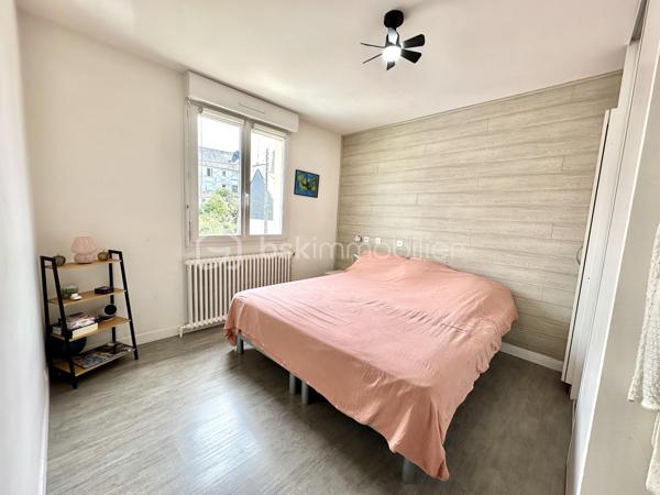 QUIMPER – LE CORNIGUEL, SECTEUR KERLAGATU – AU CALME, PROCHE COMMODITÉS – MAISON FAMILIALE DE 104 M² SUR TROIS NIVEAUX – 4 CHAMBRES DONT UNE SUITE DE PLAIN-PIED – PIÈCE DE VIE DE 36 M² ENV – TERRASSE DE 60 M² ENV – GARAGE-ATELIER – AUCUNS TRAVAUX À PRÉVOIR – DPE D – TERRAIN D'ENVIRON 350 M².

**** Séjour expo Sud-Ouest ouvert sur 60 m² de terrasse – aucuns travaux à prévoir, diagnostics sans anomalie. ****

Gino DUPUY vous propose, au Corniguel, à Quimper, une maison familiale de 104m² habitables sur trois niveaux : 4 chambres dont une suite de plain-pied avec douche et penderie, une pièce de vie lumineuse de 36 m² exposée sud-ouest et ouverte sur la terrasse, et un garage-atelier. Construite en 1967 et bien entretenue - menuiseries intégralement remplacées, diagnostics sans anomalie - elle est habitable immédiatement, sans travaux. 
L'ensemble des équipements est détaillé en bas d'annonce.

La maison se compose de la manière suivante :

Au rez-de-chaussée :

Une entrée avec couloir desservant les pièces de ce niveau et l'escalier menant à la pièce de vie.
Une chambre avec douche, lavabo et penderie - véritable suite de plain-pied.
Un WC indépendant.
Un garage-atelier de 48 m² environ avec coin buanderie et porte sectionnelle motorisée.

Au rez-de-chaussée surélevé :

Un salon-séjour de 36 m² avec cuisine ouverte, poêle à bois et grande baie vitrée - très lumineux, belles finitions, accès direct à la terrasse.
Une cuisine aménagée et équipée : four, hotte, plaque à induction, lave-vaisselle, emplacements réfrigérateur et micro-ondes.
Deux chambres
Une salle de bains avec meuble vasque et WC.

À l'étage :

Une chambre avec penderies et coin bureau.
Un espace bureau / salle de jeux.

Concernant l'extérieur :

Une grande terrasse de 60 m² environ exposée sud-ouest, dans le prolongement du séjour.
Un jardin facile d'entretien. Agrémenté d'un olivier et d'un espace potager
Un abri de jardin.
Deux places de stationnement à l'avant, en plus du double garage.

Informations complémentaires :

Menuiseries intégralement remplacées : PVC double vitrage et volets roulants, y compris sur les Velux.
Chauffage mixte : chaudière gaz, poêle à bois dans la pièce de vie, et pompe à chaleur air/air (chauffage et climatisation) desservant la chambre du rez-de-chaussée et celle de l'étage.
Aucuns travaux à prévoir.
DPE : classe D.
Année de construction : 1967.
Raccordée au tout-à-l'égout et à la fibre optique.
Mitoyenne d'un seul côté.
Terrain d'environ 350 m².
Taxe foncière : 1 676 €.

Cadre calme et recherché, commodités et bus à proximité, promenades sur le chemin de halage et dans le bois. 
Une maison saine et lumineuse, pour une famille qui veut poser ses valises sans engager de chantier.

- - - Visite uniquement sur rendez-vous - - -

Contact Exclusif BSK : Gino DUPUY

_________________________________________________

VENTE IMMOBILIÈRE – QUIMPER & Alentours
Échangeons sur votre projet, sans engagement, pour définir la meilleure stratégie de vente.

APPORTEURS D'AFFAIRES
Vous connaissez quelqu'un qui souhaite vendre ou acheter ?
Un simple message suffit pour initier un contact, je m'occupe du reste. Rémunération attractive.

COLLABORATION INTERCABINET
Discutons volontiers d'un partage de mandat ou d'un acheteur en recherche.

_________________________________________________

Honoraires charge vendeur : aucun frais d'agence supplémentaires pour vous.
Le prix affiché est votre prix final hors frais de notaire.