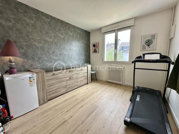 QUIMPER – LE CORNIGUEL, SECTEUR KERLAGATU – AU CALME, PROCHE COMMODITÉS – MAISON FAMILIALE DE 104 M² SUR TROIS NIVEAUX – 4 CHAMBRES DONT UNE SUITE DE PLAIN-PIED – PIÈCE DE VIE DE 36 M² ENV – TERRASSE DE 60 M² ENV – GARAGE-ATELIER – AUCUNS TRAVAUX À PRÉVOIR – DPE D – TERRAIN D'ENVIRON 350 M².

**** Séjour expo Sud-Ouest ouvert sur 60 m² de terrasse – aucuns travaux à prévoir, diagnostics sans anomalie. ****

Gino DUPUY vous propose, au Corniguel, à Quimper, une maison familiale de 104m² habitables sur trois niveaux : 4 chambres dont une suite de plain-pied avec douche et penderie, une pièce de vie lumineuse de 36 m² exposée sud-ouest et ouverte sur la terrasse, et un garage-atelier. Construite en 1967 et bien entretenue - menuiseries intégralement remplacées, diagnostics sans anomalie - elle est habitable immédiatement, sans travaux. 
L'ensemble des équipements est détaillé en bas d'annonce.

La maison se compose de la manière suivante :

Au rez-de-chaussée :

Une entrée avec couloir desservant les pièces de ce niveau et l'escalier menant à la pièce de vie.
Une chambre avec douche, lavabo et penderie - véritable suite de plain-pied.
Un WC indépendant.
Un garage-atelier de 48 m² environ avec coin buanderie et porte sectionnelle motorisée.

Au rez-de-chaussée surélevé :

Un salon-séjour de 36 m² avec cuisine ouverte, poêle à bois et grande baie vitrée - très lumineux, belles finitions, accès direct à la terrasse.
Une cuisine aménagée et équipée : four, hotte, plaque à induction, lave-vaisselle, emplacements réfrigérateur et micro-ondes.
Deux chambres
Une salle de bains avec meuble vasque et WC.

À l'étage :

Une chambre avec penderies et coin bureau.
Un espace bureau / salle de jeux.

Concernant l'extérieur :

Une grande terrasse de 60 m² environ exposée sud-ouest, dans le prolongement du séjour.
Un jardin facile d'entretien. Agrémenté d'un olivier et d'un espace potager
Un abri de jardin.
Deux places de stationnement à l'avant, en plus du double garage.

Informations complémentaires :

Menuiseries intégralement remplacées : PVC double vitrage et volets roulants, y compris sur les Velux.
Chauffage mixte : chaudière gaz, poêle à bois dans la pièce de vie, et pompe à chaleur air/air (chauffage et climatisation) desservant la chambre du rez-de-chaussée et celle de l'étage.
Aucuns travaux à prévoir.
DPE : classe D.
Année de construction : 1967.
Raccordée au tout-à-l'égout et à la fibre optique.
Mitoyenne d'un seul côté.
Terrain d'environ 350 m².
Taxe foncière : 1 676 €.

Cadre calme et recherché, commodités et bus à proximité, promenades sur le chemin de halage et dans le bois. 
Une maison saine et lumineuse, pour une famille qui veut poser ses valises sans engager de chantier.

- - - Visite uniquement sur rendez-vous - - -

Contact Exclusif BSK : Gino DUPUY

_________________________________________________

VENTE IMMOBILIÈRE – QUIMPER & Alentours
Échangeons sur votre projet, sans engagement, pour définir la meilleure stratégie de vente.

APPORTEURS D'AFFAIRES
Vous connaissez quelqu'un qui souhaite vendre ou acheter ?
Un simple message suffit pour initier un contact, je m'occupe du reste. Rémunération attractive.

COLLABORATION INTERCABINET
Discutons volontiers d'un partage de mandat ou d'un acheteur en recherche.

_________________________________________________

Honoraires charge vendeur : aucun frais d'agence supplémentaires pour vous.
Le prix affiché est votre prix final hors frais de notaire.