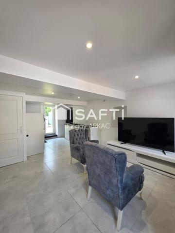 Maison de ville rénovée avec cour — Centre des Abrets en dauphiné