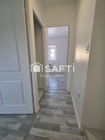 Maison de ville rénovée avec cour — Centre des Abrets en dauphiné