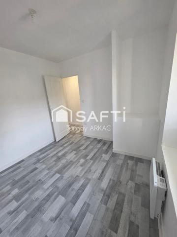 Maison de ville rénovée avec cour — Centre des Abrets en dauphiné