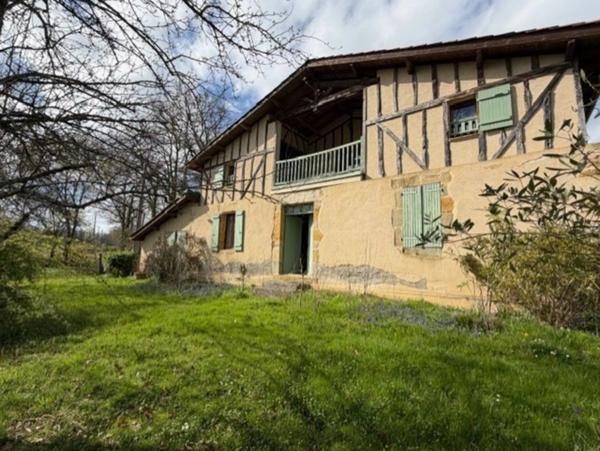 PLAISANCE (32): Ancienne FERME GASCONNE de 300m2, adaptée activité chambres d hotes, 7chambres, dépendances, 5000m2